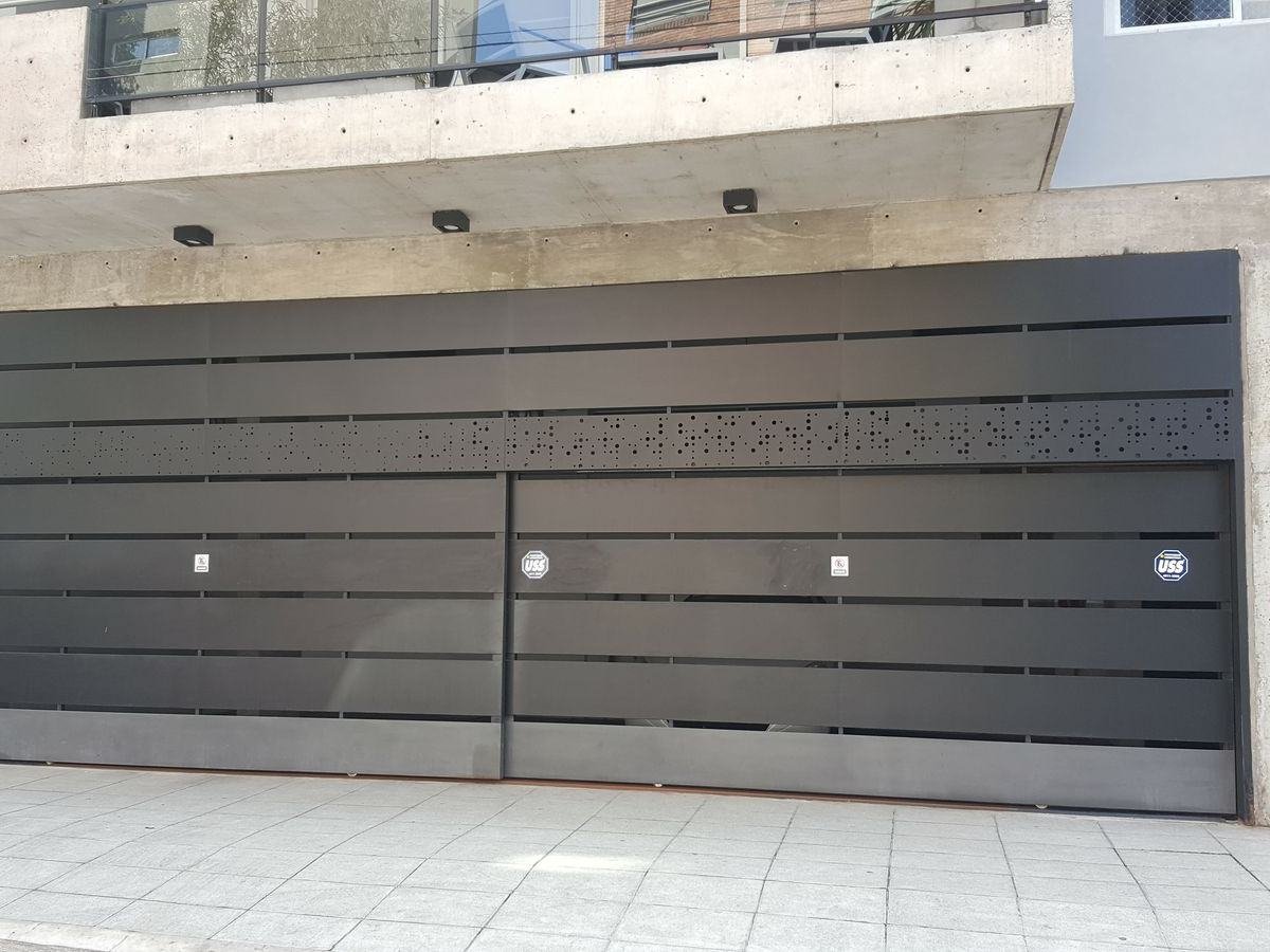 Portón doble en edificio, trabajo de Automatizaciones Guerra